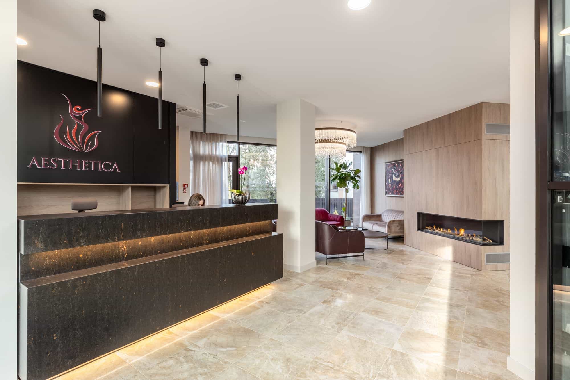 plastiskās ķirurģijas klīnikas Aesthetica recepcijas lete un uzņemšanas zāles interjers